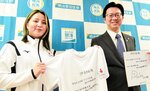 木下選手（左）はＴシャツとサイン色紙を伊木市長に手渡し、パリ五輪への決意を語った＝３１日、米子市役所