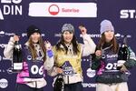 　スノーボード世界選手権の女子ビッグエアで優勝した村瀬心椛（中央）と２位の岩渕麗楽（左）、３位の深田茉莉。日本勢が表彰台を独占した＝２８日、サンモリッツ（ロイター＝共同）