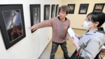 展示した作品を説明する山根さん（左）