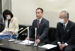 県知事選への出馬表明をする福住氏（中央）＝１０日、鳥取県庁
