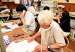 ２０２０年の総裁選で、懸命に電話をかけ続ける陣営スタッフら＝２０年９月、鳥取市戎町の石破事務所