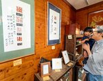 さまざまな篆刻作品が並ぶ会場