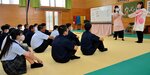 月経の仕組みについて学ぶ生徒たち＝２８日、倉吉市福庭町１丁目の倉吉北高