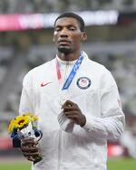 　東京五輪の陸上男子１００メートルの表彰式で、銀メダルを手にする米国のフレッド・カーリー＝２０２１年、国立競技場