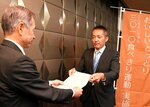 柴田事務局長（左）に要請書を手渡す大呂副局長＝１１月２９日、倉吉市明治町の倉吉商工会議所