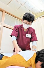 訪れた住民の背中を丁寧にマッサージする清水さん＝５日、鳥取市国府町宮下の鳥取盲学校