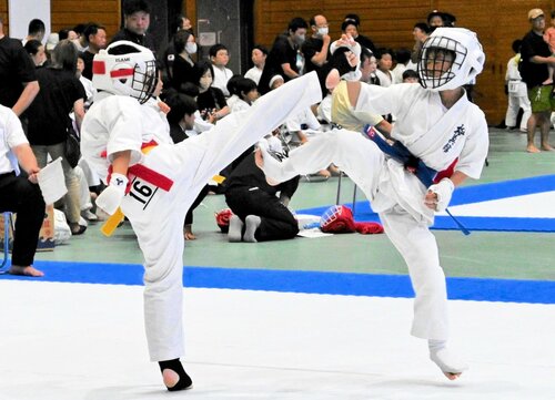 熱戦を繰り広げる選手ら
