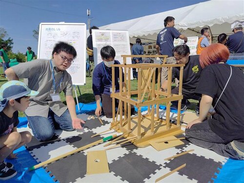 家の倒壊コーナーを体験する参加者