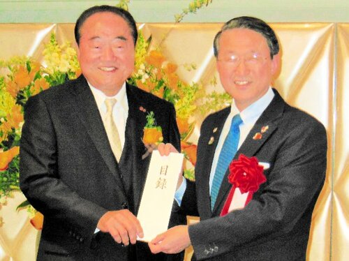 県立美術館への活用を願い、平井知事に寄付金目録を手渡す河越氏（左）