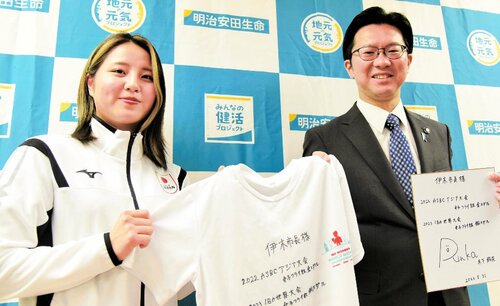木下選手（左）はＴシャツとサイン色紙を伊木市長に手渡し、パリ五輪への決意を語った＝３１日、米子市役所