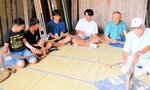 念仏を唱えながら長さ１６㍍の大数珠を引き回す参加者＝１６日、香美町村岡区日影