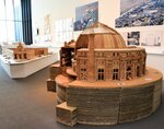 パリの現代美術館「ブルス・ド・コメルス」の建物模型（手前）などが並ぶギャラリー。国内外から多くの安藤ファンが訪れる