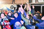 １年の福を授かろうと福木を奪い合う参拝者ら＝１７日夜、鳥取県倉吉市仲ノ町の長谷寺