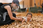  木製のドングリ形おもちゃで遊ぶ親子＝１１日、智頭町智頭の同町保健センターほのぼの 