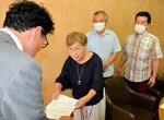 若林部長（左）に要望書を手渡す住民＝２３日、米子市役所