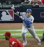 　レッズ戦の６回、三塁打を放つドジャース・大谷＝シンシナティ（共同）
