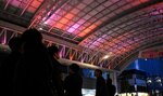 音楽に合わせてさまざまな色に変化するアーケード＝２５日、ＪＲ鳥取駅前のバードハット