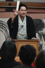  講談で使う張扇を説明する一海さん＝４日、鳥取市湖山町北１丁目の栖岸寺 
