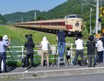 最後の雄姿をカメラに収める鉄道愛好家ら＝１４日、日野町下榎