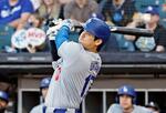 　米大リーグ、ホワイトソックス戦の１回、２５号となる２試合連続の先頭打者本塁打を放つドジャース・大谷翔平＝２６日、シカゴ（共同）