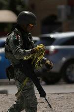 　殺人事件が起きたとされる公園で警備に当たる軍の兵士＝５月２７日、メキシコ・シウダフアレス（ロイター＝共同）