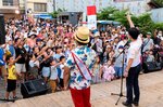 じゃんけん大会でにぎわう会場＝２２日、米子市道笑町１丁目の元町パティオ広場