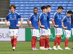 　京都に敗れ、肩を落とす横浜Ｍイレブン＝日産スタジアム