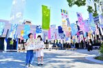 秋晴れの空の下、色とりどりの手拭いが並んだ会場＝３日、鳥取県境港市花町の海とくらしの史料館