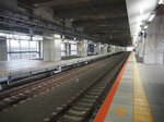 新設された駅舎１階の在来線特急ホーム。垂直方向の移動で新幹線に乗り換えできる＝２月１日、ＪＲ敦賀駅