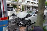 　京急横須賀中央駅前の多重事故現場＝５日午後、神奈川県横須賀市