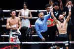 　エドアルド・ヌニェスに判定で敗れた力石政法（左）＝横浜ＢＵＮＴＡＩ