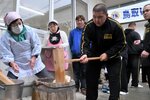 きねを力強く振り下ろす鳥取城北高相撲部員（右）＝３日、鳥取市立川町５丁目の鳥取こども学園