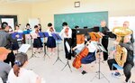 合同演奏を繰り広げる安来高弦楽部とＦＤＢのメンバー