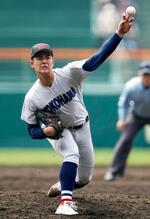 　沖縄尚学戦に登板し、力投する横浜・奥村頼＝甲子園