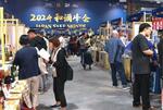 　ＰＲイベント「日本の酒サミット」のブースに集まる来場者＝３１日、中国上海市（共同）