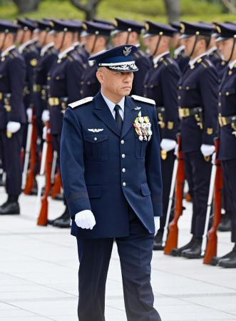 　栄誉礼を受ける「統合作戦司令部」の南雲憲一郎司令官＝２４日午前、防衛省