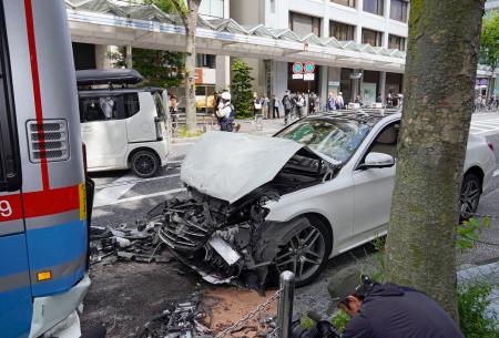 　京急横須賀中央駅前の多重事故現場＝５日午後、神奈川県横須賀市