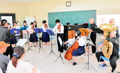 合同演奏を繰り広げる安来高弦楽部とＦＤＢのメンバー