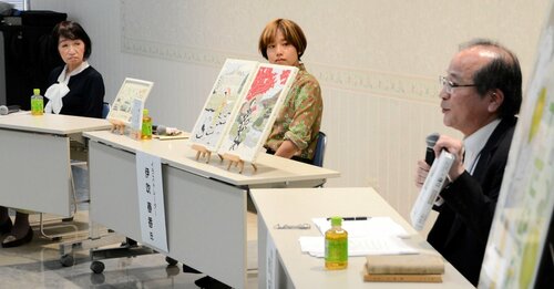書く面白さや伝える工夫について語り合う登壇者ら＝２０日、鳥取市富安２丁目の日本海新聞５階ホール