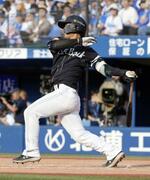 　９回ソフトバンク１死二塁、今宮が中前に勝ち越し打を放つ＝横浜