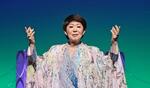 　囲み取材で撮影に応じる美川憲一＝東京都渋谷区