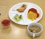 　子ども食堂の試食会で上田まり子さんが調理した食物アレルギー対応の料理＝３月、松江市