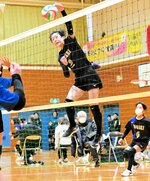 【強烈な一撃】高くジャンプして強烈なスパイクを打つ選手＝２３日、新温泉町浜坂の浜坂北小