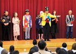 オープニングマジックでステージを盛り上げる出演者