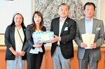 浜上町長（左から３人目）に生理用品を手渡す石田会長＝２日、香美町役場