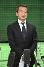 　１９日、取材に応じるプロ野球中日の朝田憲祐球団本部長＝名古屋市のナゴヤ球場
