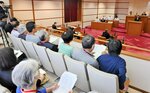 傍聴席で中田村長の答弁を聞く村民ら＝９日、日吉津村役場議場