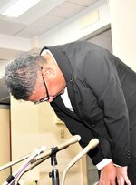 会見冒頭で、政務活動で県民の疑念を招いたとして陳謝する松田県議＝７日、鳥取県庁内の県政記者クラブ