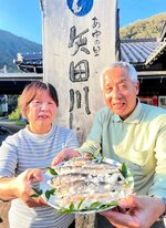 アユのなれずしの製造と販売を続ける田中さん夫婦＝香美町村岡区長瀬の道の駅あゆの里矢田川