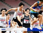 男子３０００㍍障害で力走する青木涼真（中央）。８分２４秒２１で優勝した＝デンカビッグスワンスタジアム